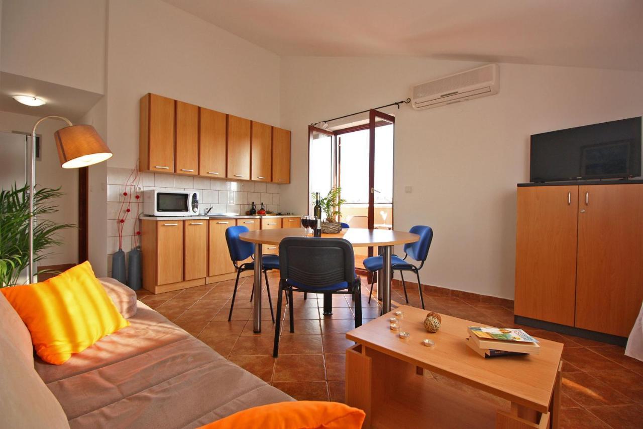 Brijunisol - 3 Apartments Top Position Near The Beautiful Beach Fazana Exterior photo