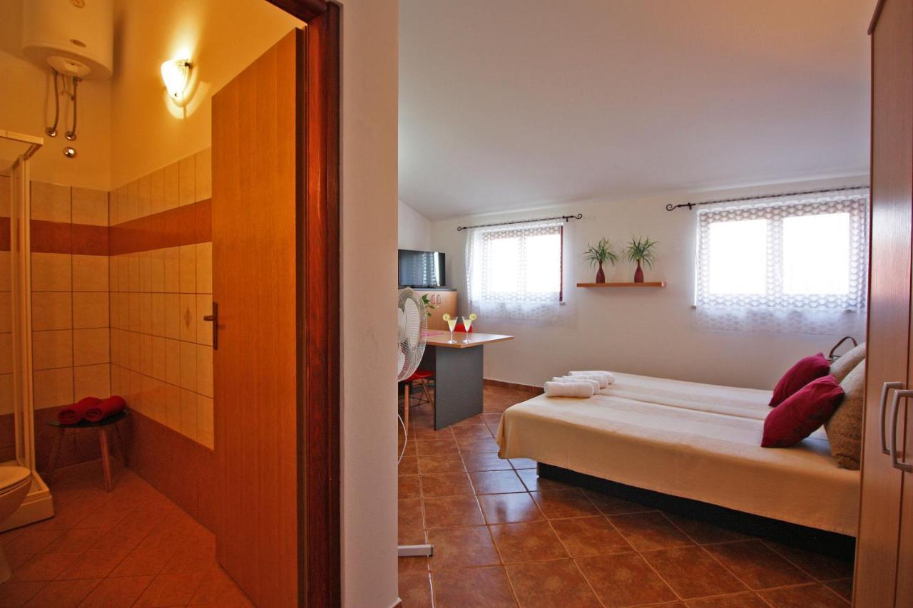 Brijunisol - 3 Apartments Top Position Near The Beautiful Beach Fazana Exterior photo